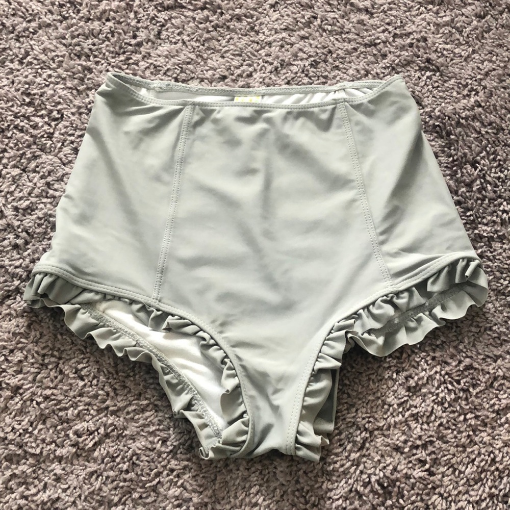 Light grey ruffled up bottoms kJ